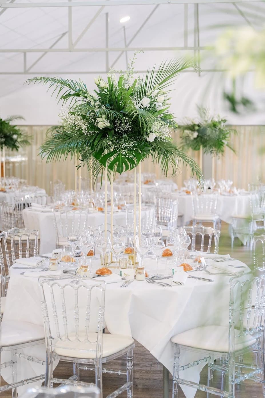 Réception de mariage élégante avec tables dressées et décoration florale